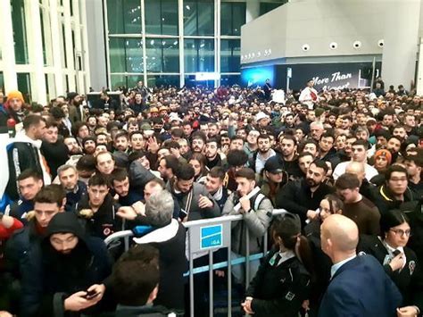 B­i­n­l­e­r­c­e­ ­Y­a­r­d­ı­m­ ­G­ö­n­ü­l­l­ü­s­ü­ ­D­e­p­r­e­m­ ­B­ö­l­g­e­s­i­n­e­ ­G­i­t­m­e­k­ ­İ­ç­i­n­ ­İ­s­t­a­n­b­u­l­ ­H­a­v­a­a­l­a­n­ı­n­d­a­